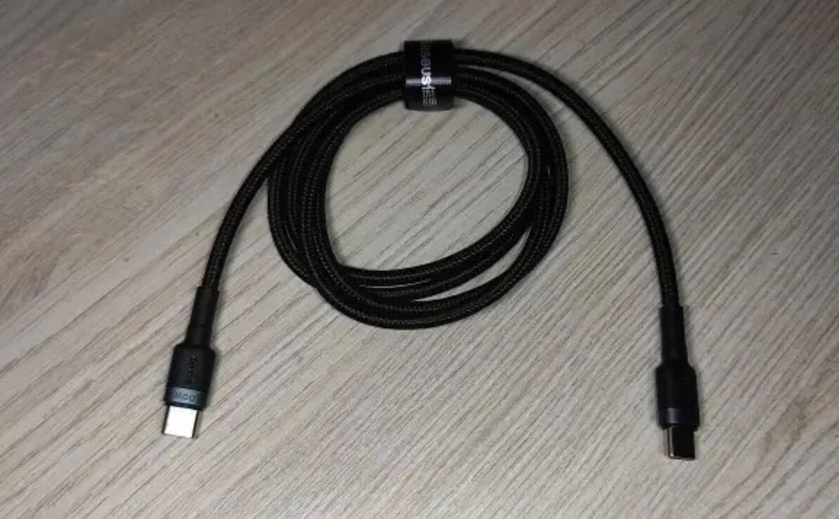 Надёжный кабель для быстрой зарядки. Заряжать смартфон нужно только правильными кабелями. Фото.