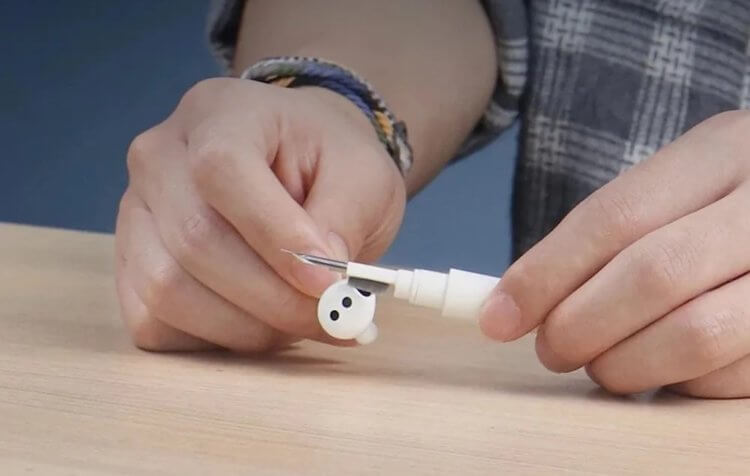 Как правильно чистить AirPods. Сеточку динамика лучше чистить жесткой щеткой. Как правильно чистить AirPods. Сеточку динамика лучше чистить жесткой щеткой. Фото.