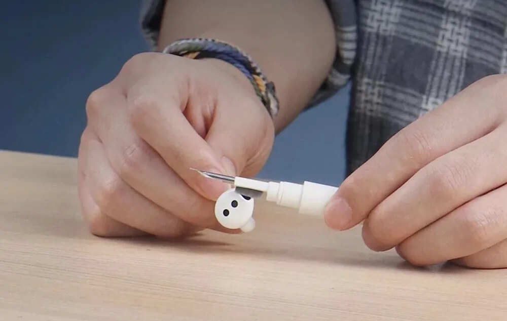 Как правильно чистить AirPods. Сеточку динамика лучше чистить жесткой щеткой. Фото.