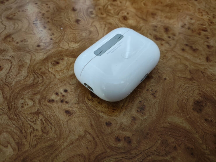 Подделка AirPods Pro 2. На кейсе есть все элементы оригинальных AirPods Pro 2. Фото.