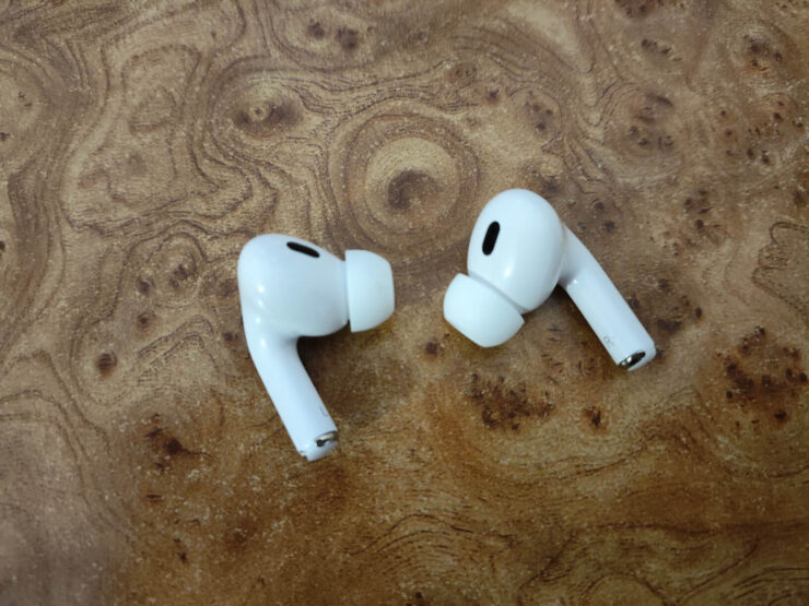 Подделка AirPods Pro 2. Сами наушники полностью соответствуют оригиналу по внешнему виду. Фото.
