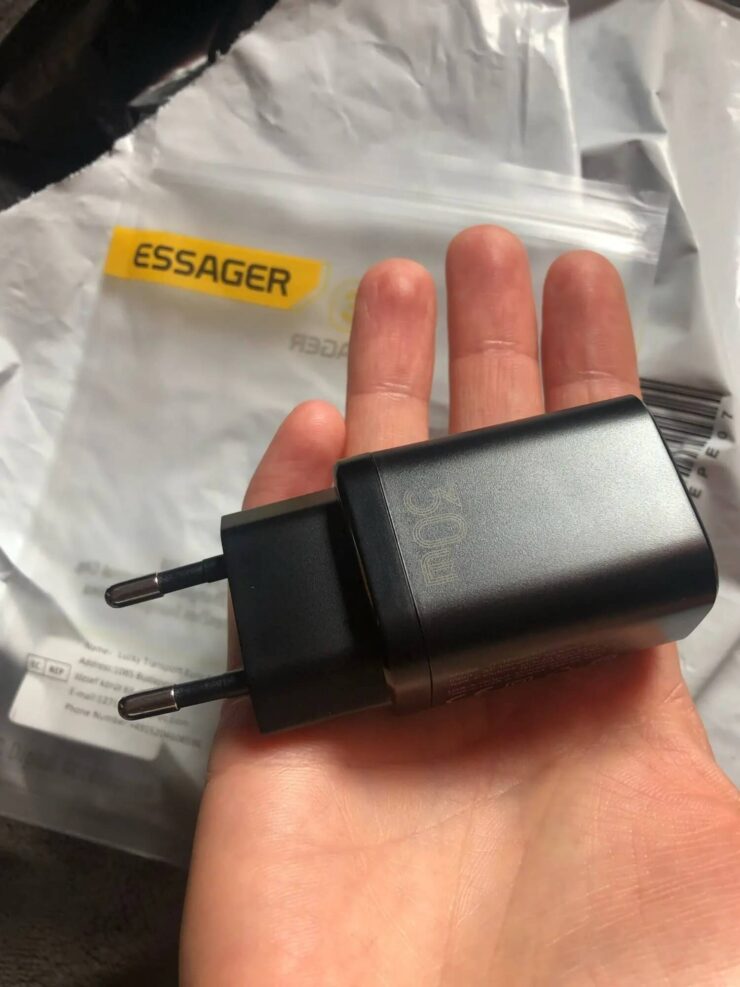 Зарядка для телефона. Блок питания не сильно большой. Зарядка для телефона. Блок питания не сильно большой. Фото.