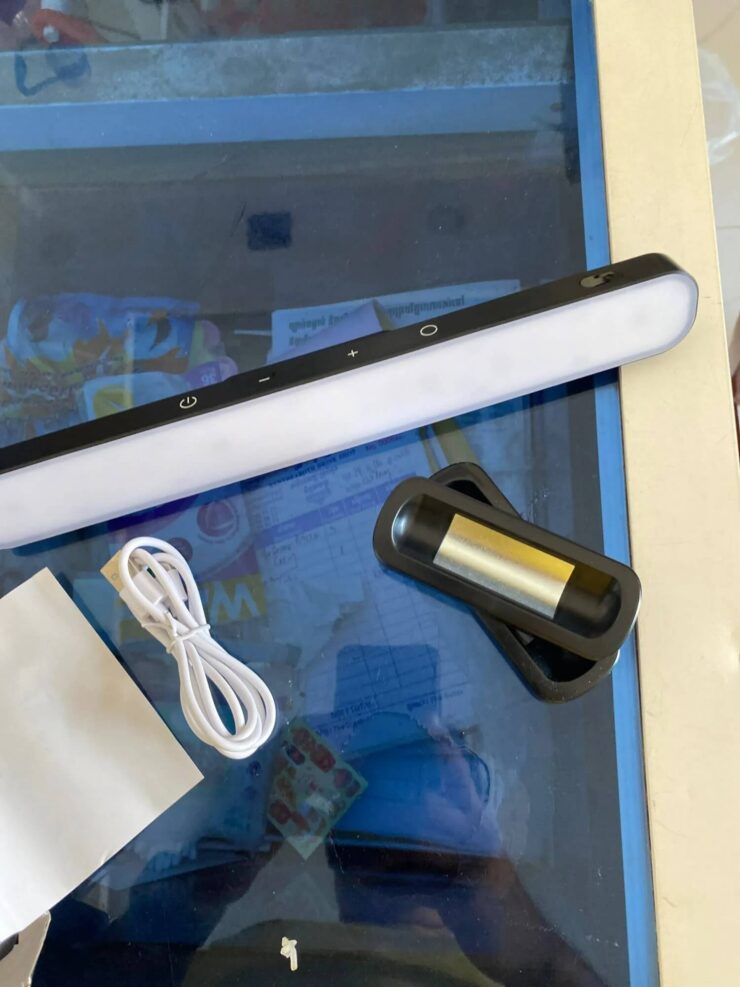 Светодиодная настольная лампа. Никакой лишней проводки. Заряжаете лампу время от времени, и все. Светодиодная настольная лампа. Никакой лишней проводки. Заряжаете лампу время от времени, и все. Фото.