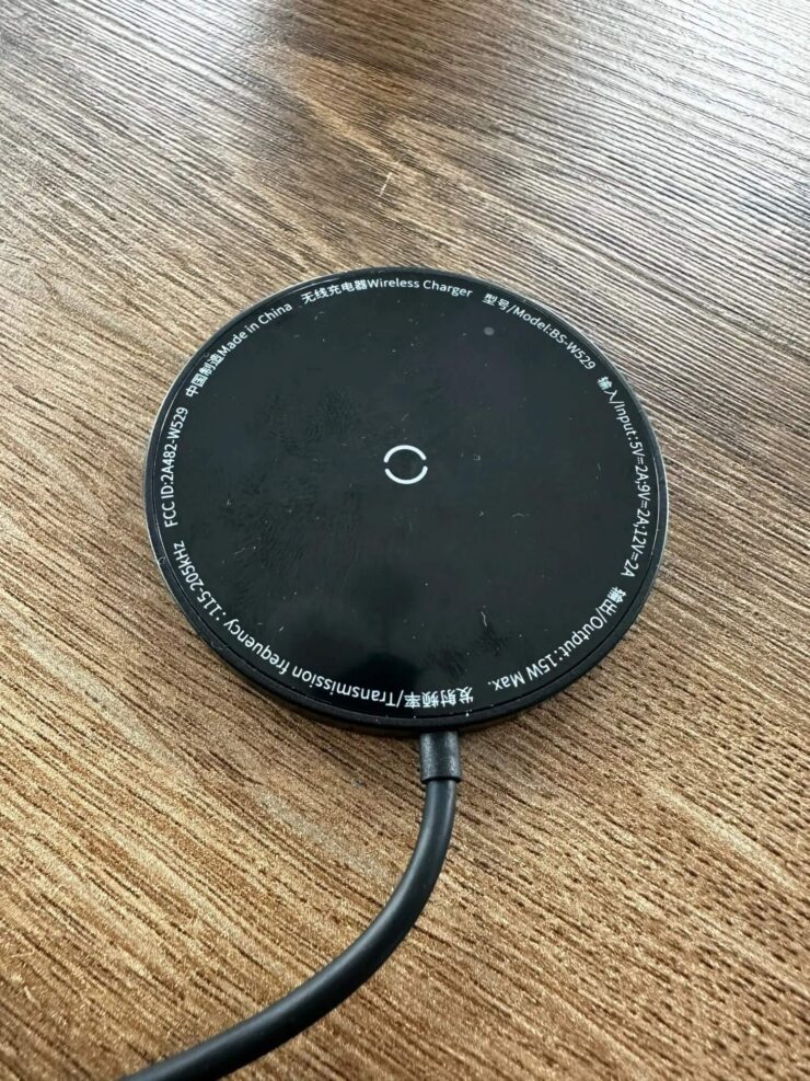 Беспроводная зарядка MagSafe. Просто примагничиваете ее к задней панели Айфона, и заряд пойдет. Беспроводная зарядка MagSafe. Просто примагничиваете ее к задней панели Айфона, и заряд пойдет. Фото.