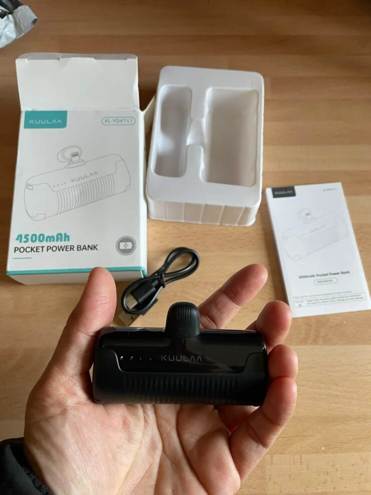 Внешний аккумулятор для телефона. Внешний аккумулятор легко поместится в руку. Внешний аккумулятор для телефона. Внешний аккумулятор легко поместится в руку. Фото.