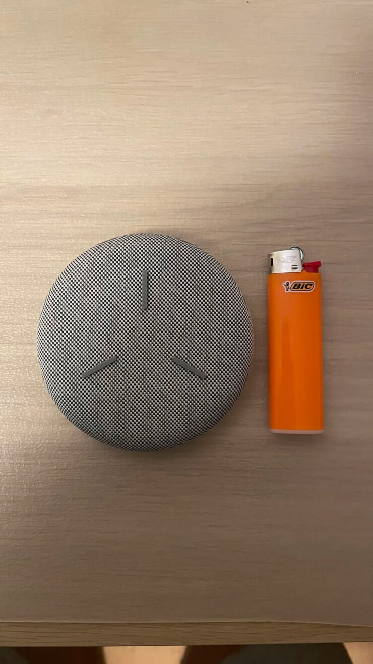 Беспроводная зарядка для телефона. Зарядка очень небольшая и много места на тумбочке не займет. Беспроводная зарядка для телефона. Зарядка очень небольшая и много места на тумбочке не займет. Фото.