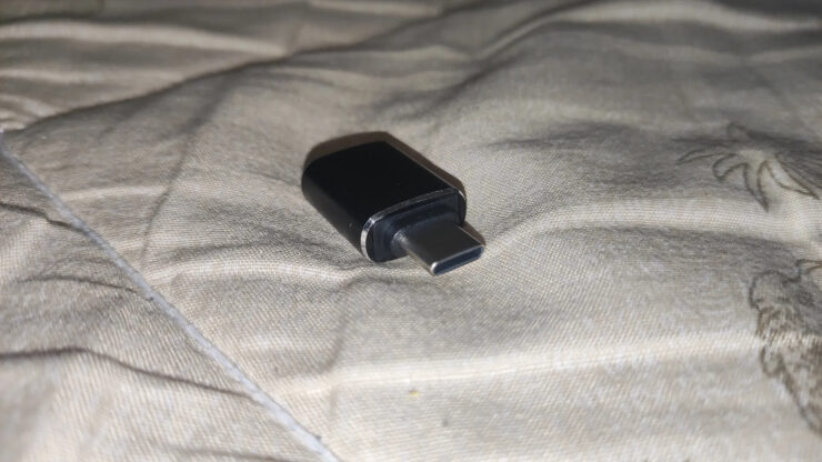 Переходник USB-C на USB. Переходник маленький и выполняет все функции как надо. Переходник USB-C на USB. Переходник маленький и выполняет все функции как надо. Фото.