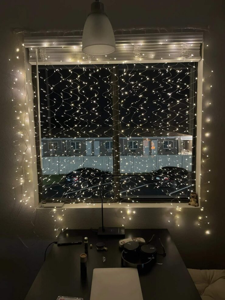 Гирлянда-занавес на окно. Занавес смотрится очень эффектно. Гирлянда-занавес на окно. Занавес смотрится очень эффектно. Фото.