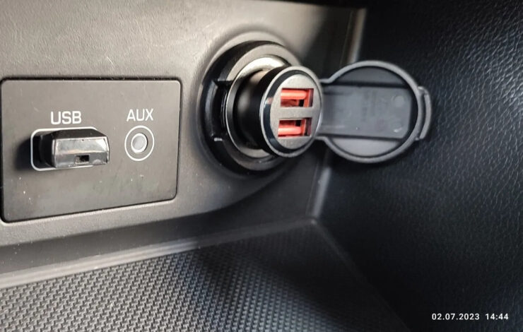 Автомобильная зарядка для телефона. Зарядка очень маленькая и практически не торчит из прикуривателя. Автомобильная зарядка для телефона. Зарядка очень маленькая и практически не торчит из прикуривателя. Фото.