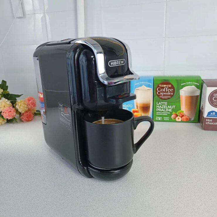 Кофемашина капсульного типа. В кофемашине можно использовать практически любые капсулы. Кофемашина капсульного типа. В кофемашине можно использовать практически любые капсулы. Фото.