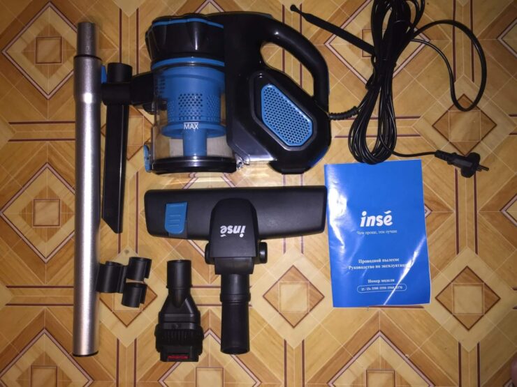 Вертикальный проводной пылесос. Длины кабеля хватит для комфортной уборки. Вертикальный проводной пылесос. Длины кабеля хватит для комфортной уборки. Фото.