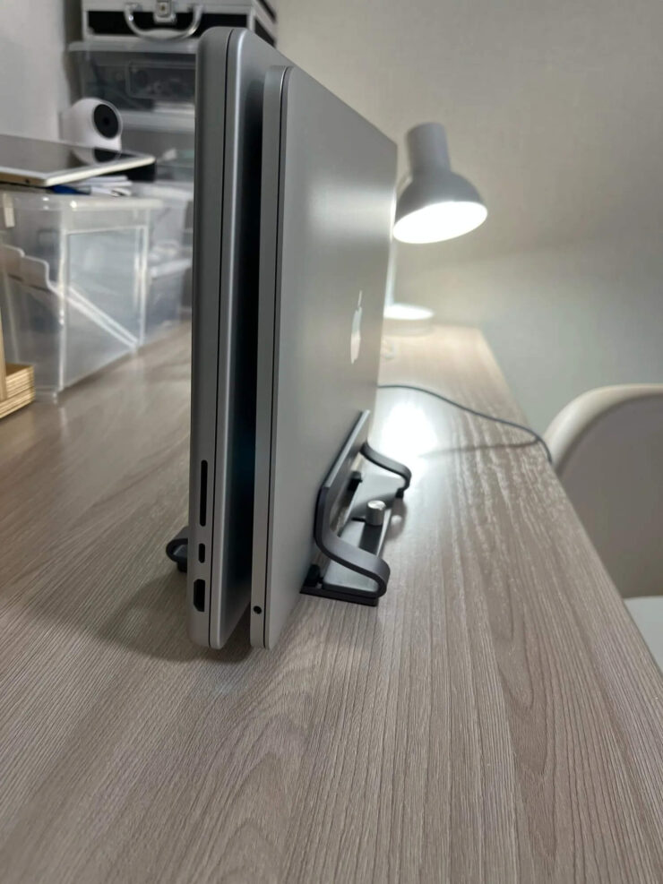 Подставка для ноутбука. Можно разместить в ней несколько устройство одновременно. Подставка для ноутбука. Можно разместить в ней несколько устройство одновременно. Фото.