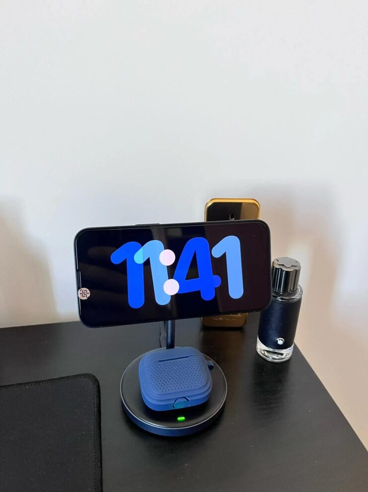 Подставка-зарядка для Айфона. Вот так выглядит режим ожидания на Айфоне, который примагничен к этой подставке. Подставка-зарядка для Айфона. Вот так выглядит режим ожидания на Айфоне, который примагничен к этой подставке. Фото.