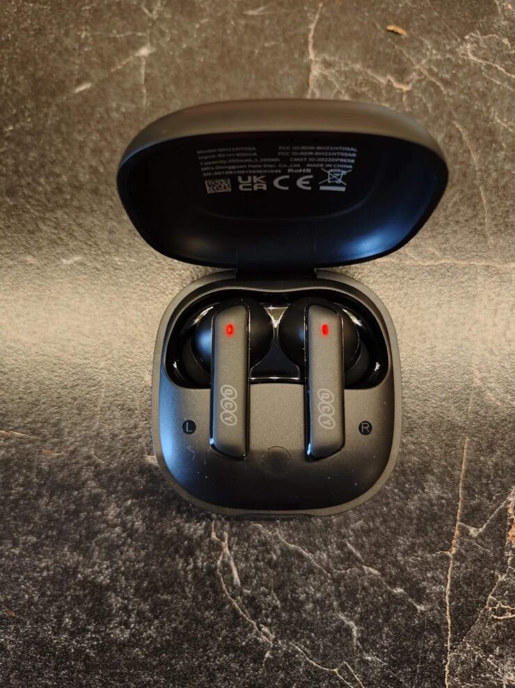 Беспроводные наушники с шумоподавлением. Наушники можно купить в черном и белом цвете. Доступны даже комплекты с чехлом. Беспроводные наушники с шумоподавлением. Наушники можно купить в черном и белом цвете. Доступны даже комплекты с чехлом. Фото.