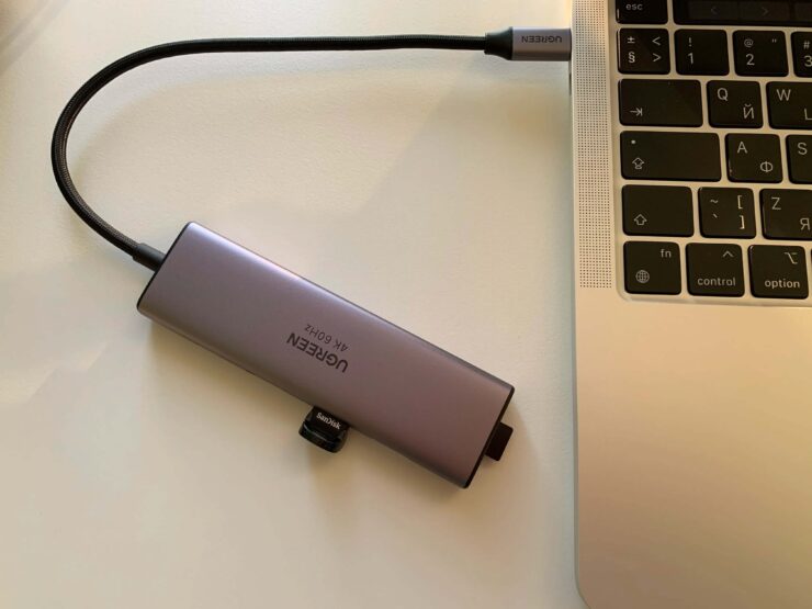 USB-C хаб для Макбука. Дизайн хаба хорошо подходит под внешний вид Макбука. USB-C хаб для Макбука. Дизайн хаба хорошо подходит под внешний вид Макбука. Фото.
