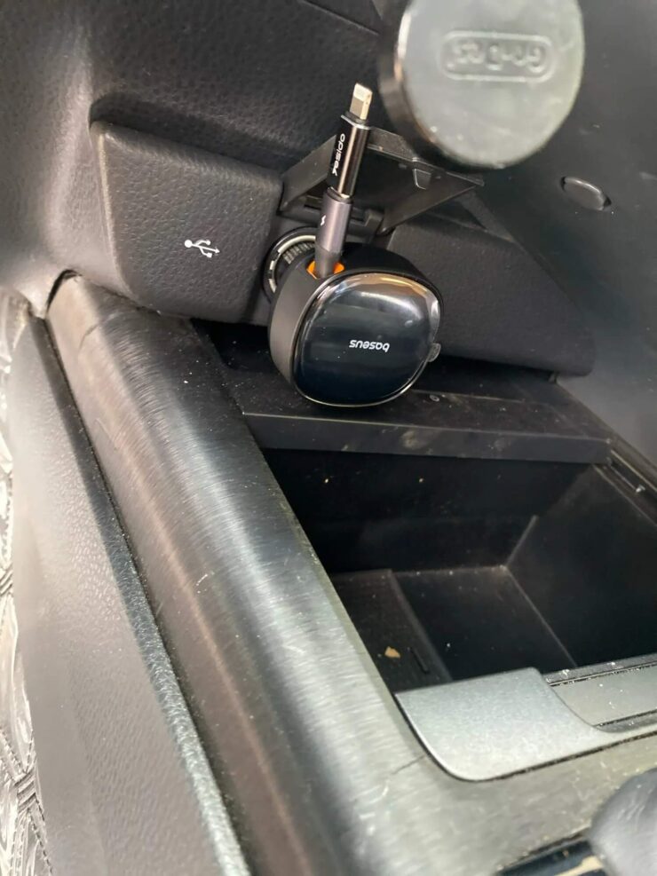 Автомобильная зарядка для телефона. В зарядку сразу встроен кабель. Автомобильная зарядка для телефона. В зарядку сразу встроен кабель. Фото.