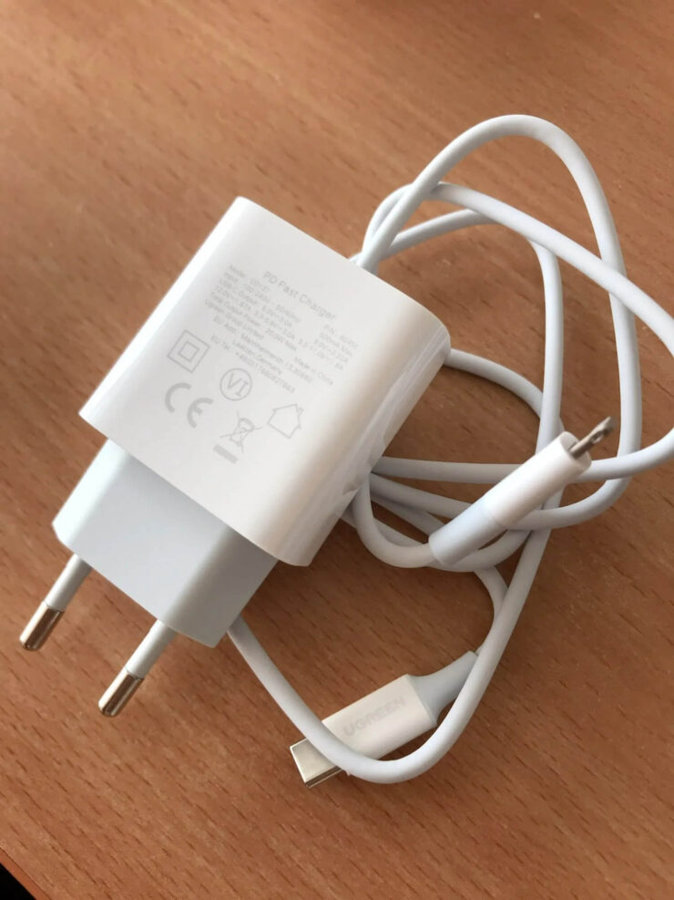 Зарядка для Айфона. Можно выбрать комплектацию сразу с проводом. Зарядка для Айфона. Можно выбрать комплектацию сразу с проводом. Фото.