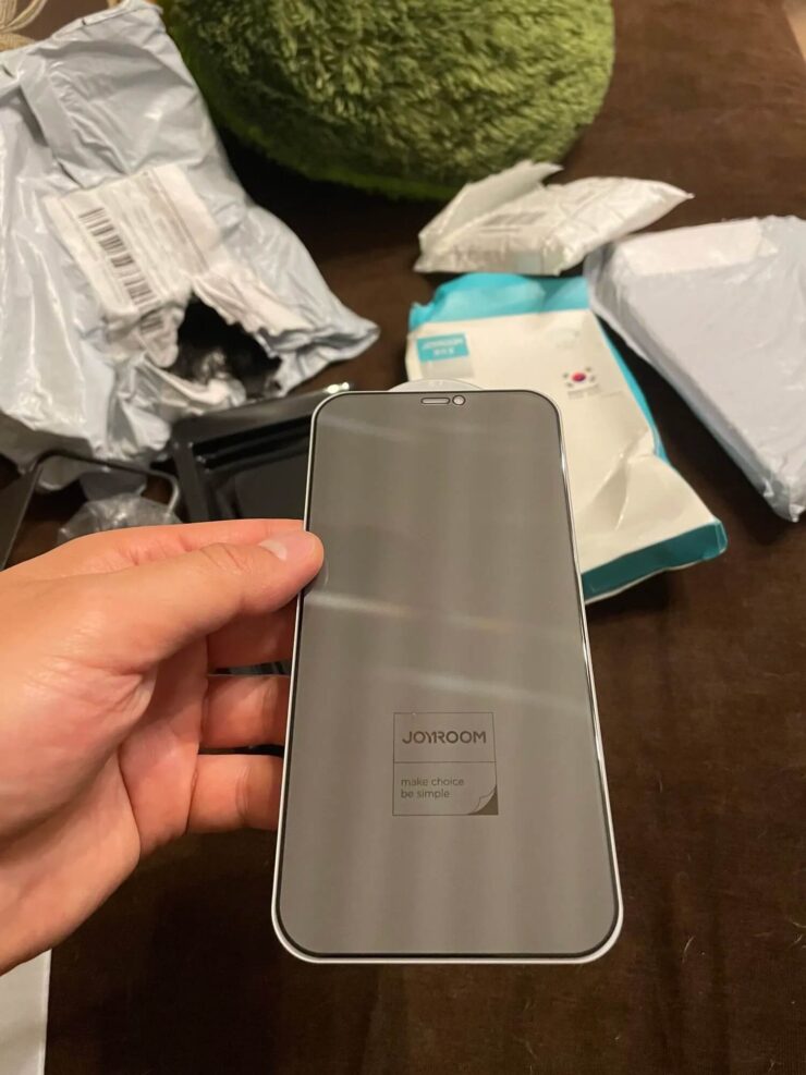 Антишпионское стекло на Айфон. Больше никто не увидит, что вы рассматриваете на экране Айфона. Антишпионское стекло на Айфон. Больше никто не увидит, что вы рассматриваете на экране Айфона. Фото.