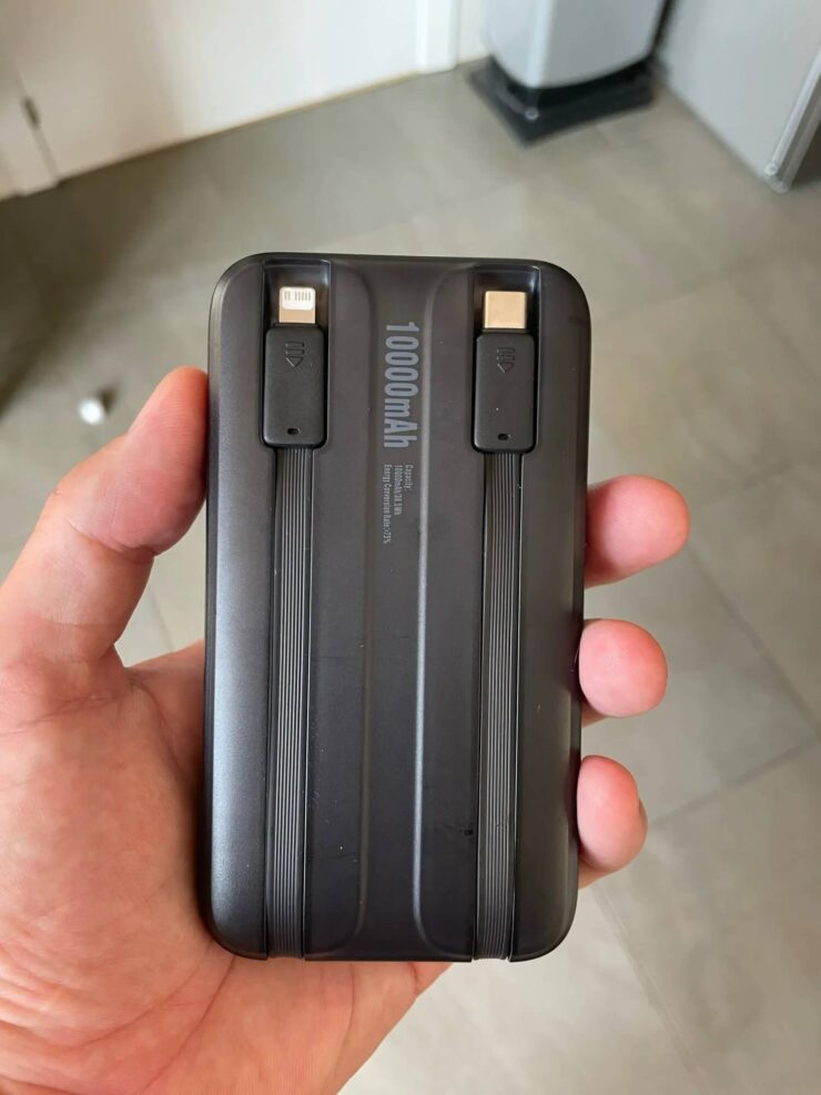 Внешний аккумулятор с проводами. Больше не придется переживать, взяли вы с собой провод или нет. Внешний аккумулятор с проводами. Больше не придется переживать, взяли вы с собой провод или нет. Фото.