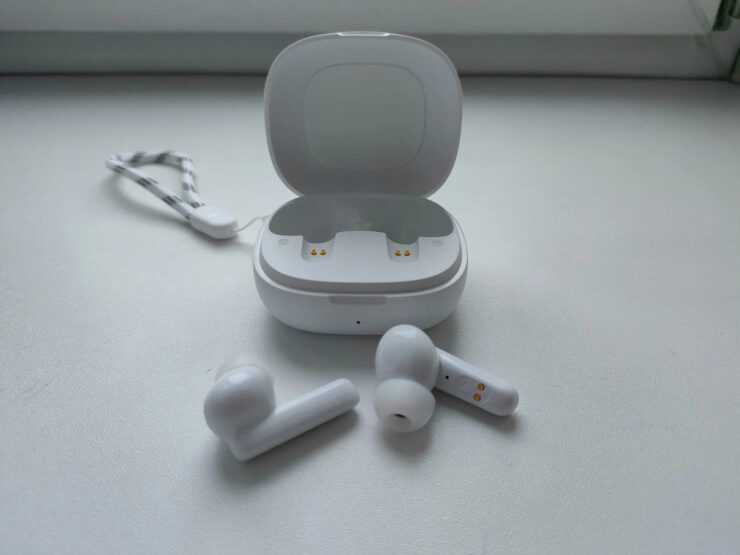 Дешевые беспроводные наушники. Кому-то эти наушники напомнят AirPods Pro. Дешевые беспроводные наушники. Кому-то эти наушники напомнят AirPods Pro. Фото.
