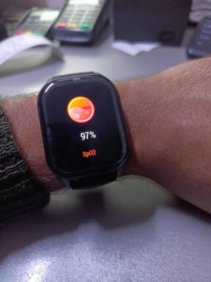 Умные часы как Apple Watch. Издалека их даже можно перепутать с Apple Watch. Умные часы как Apple Watch. Издалека их даже можно перепутать с Apple Watch. Фото.