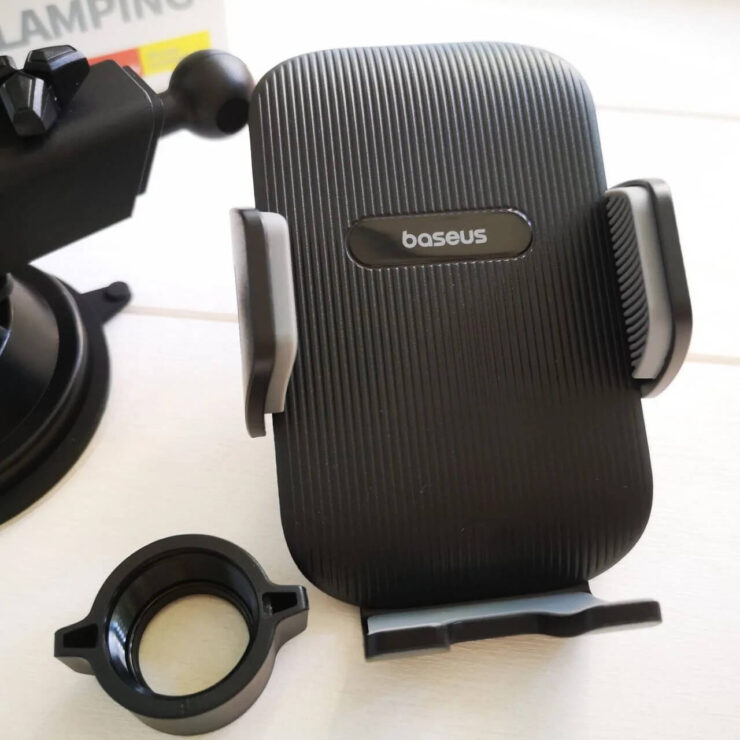 Держатель для телефона в машину. В таком держателе смартфон будет зафиксирован надежно. Держатель для телефона в машину. В таком держателе смартфон будет зафиксирован надежно. Фото.