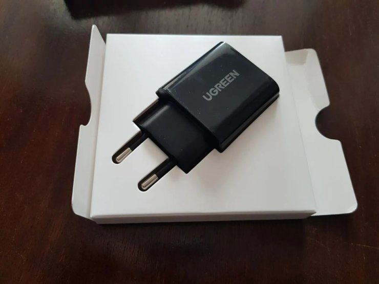 Зарядка для Айфона. Блок питания относительно компактный и на займет много места. Зарядка для Айфона. Блок питания относительно компактный и на займет много места. Фото.