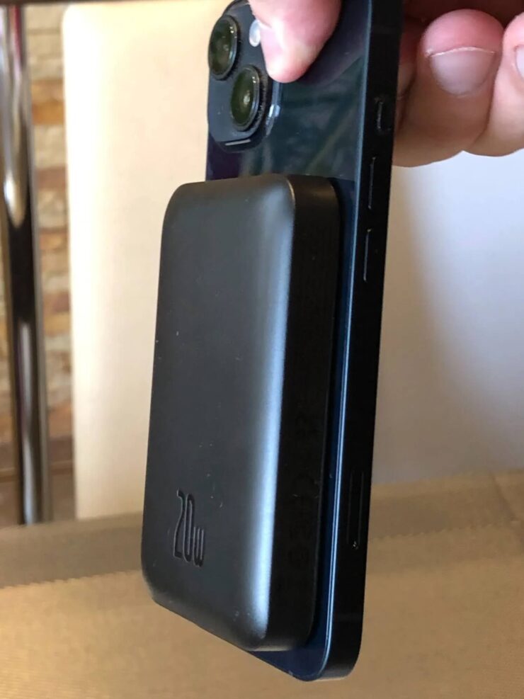 Внешний аккумулятор с MagSafe. Так заряжать смартфон удобнее, чем при использовании проводов. Внешний аккумулятор с MagSafe. Так заряжать смартфон удобнее, чем при использовании проводов. Фото.