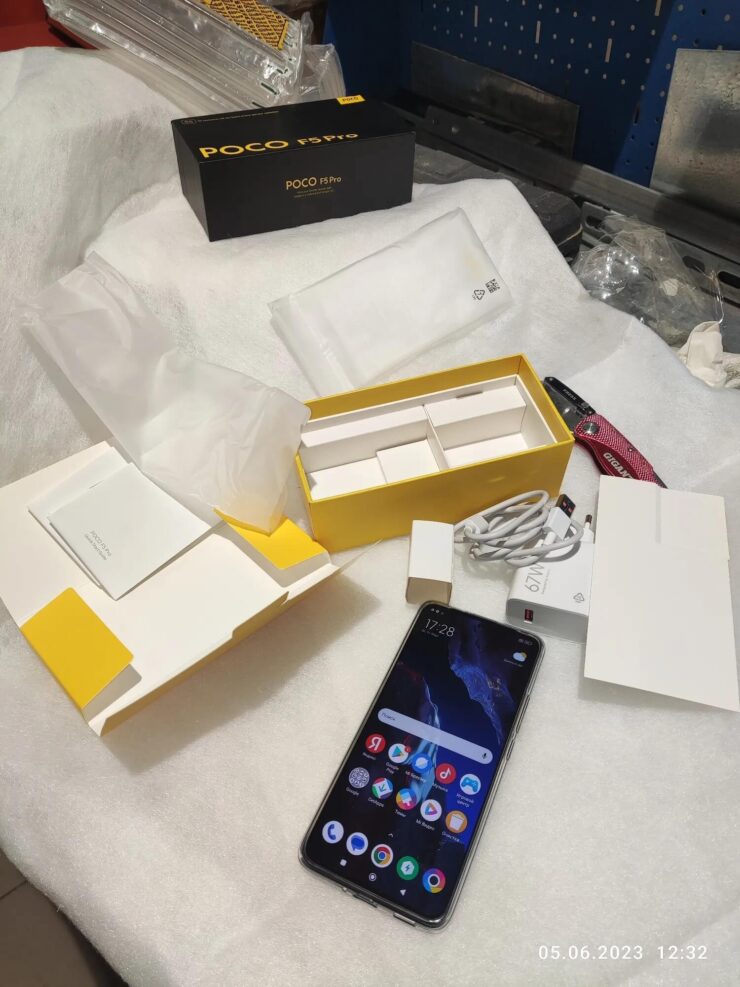 Какой смартфон на Андроиде лучше. В комплекте со смартфоном можно найти даже чехол. Какой смартфон на Андроиде лучше. В комплекте со смартфоном можно найти даже чехол. Фото.