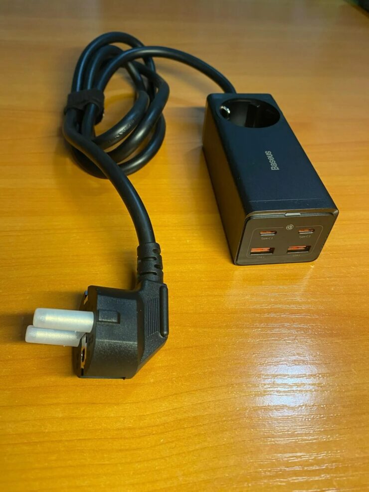 Настольное зарядное устройство. Портов хватит для всех устройств. Настольное зарядное устройство. Портов хватит для всех устройств. Фото.