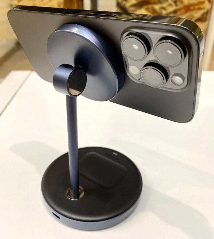 Подставка для Айфона с зарядкой. На такой подставке можно еще заряжать AirPods. Фото.