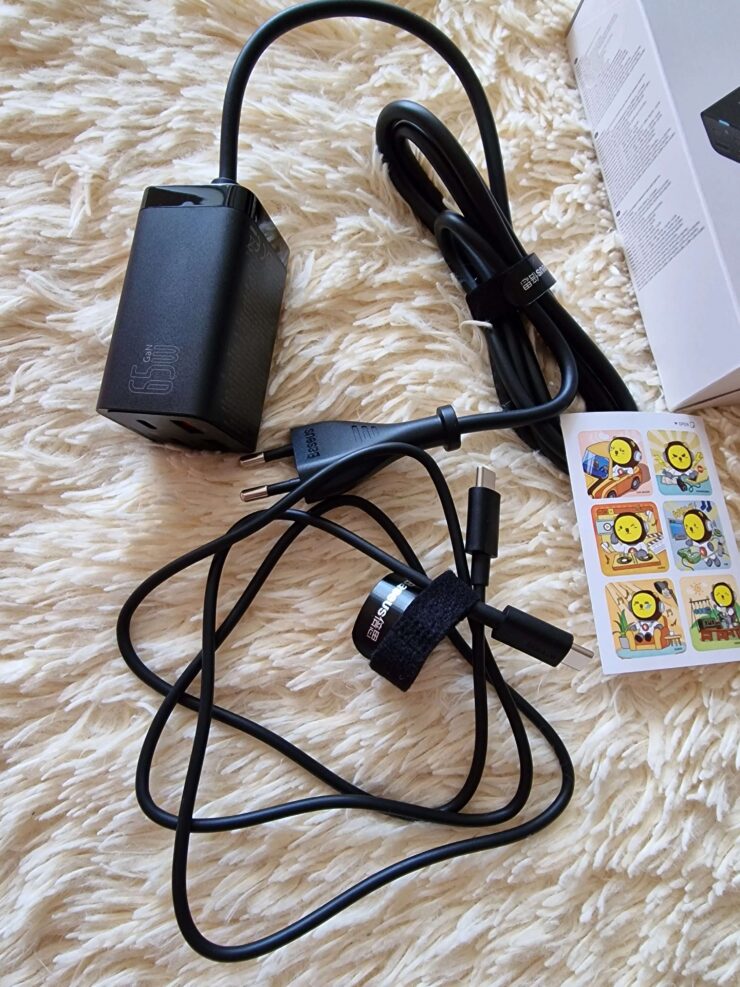 Настольная USB-зарядка. Провод имеет достаточную длину для комфортного размещения. Фото.