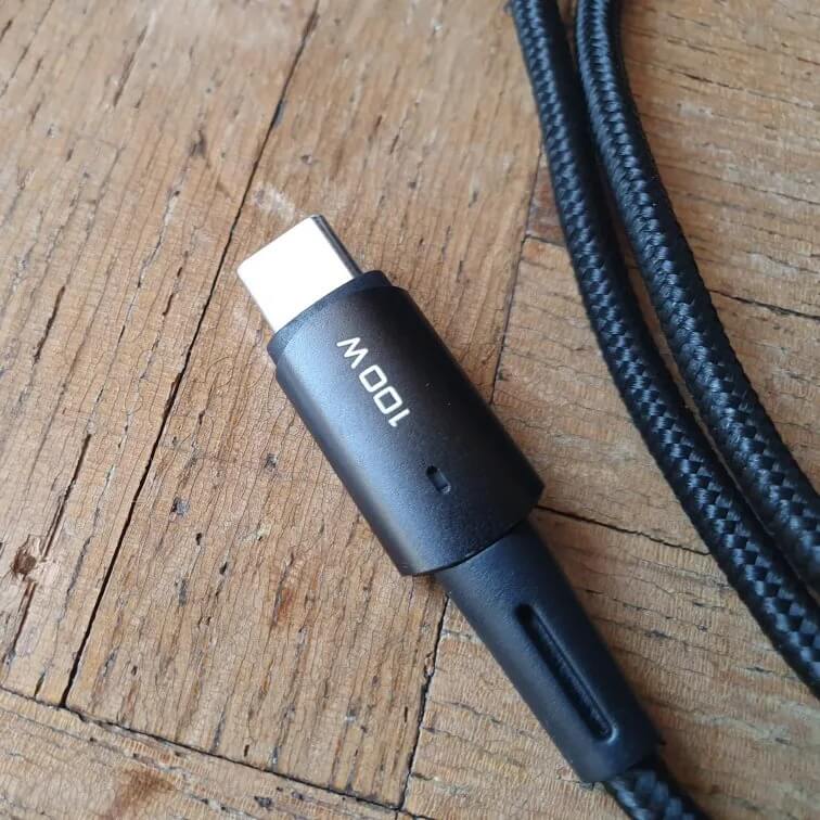 Провод USB Type-C. Кабель даже поддерживает быструю зарядку. Фото.