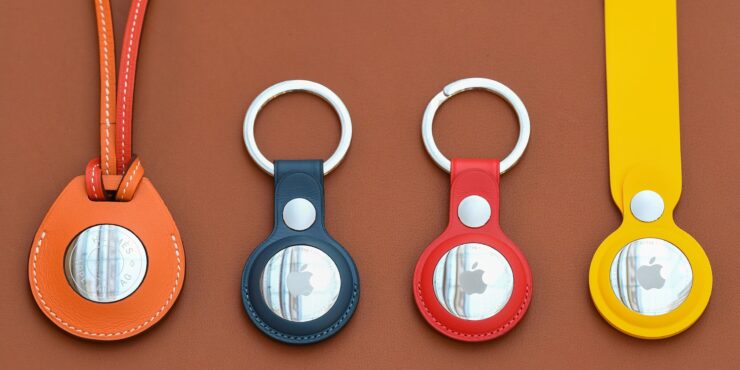 Apple AirTag — лучший GPS трекер. Для AirTag можно найти огромное количество аксессуаров. Источник: nbcnews.com. Фото.