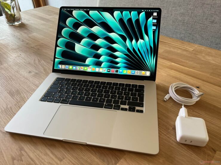 Ноутбук Apple MacBook Air 15 M2. На таком большом экране будет удобно не только работать, но и играть. Источник: notebookcheck-ru.com. Фото.