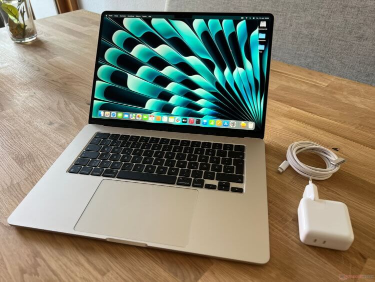 Ноутбук Apple MacBook Air 15 M2. На таком большом экране будет удобно не только работать, но и играть. Источник: notebookcheck-ru.com. Ноутбук Apple MacBook Air 15 M2. На таком большом экране будет удобно не только работать, но и играть. Источник: notebookcheck-ru.com. Фото.