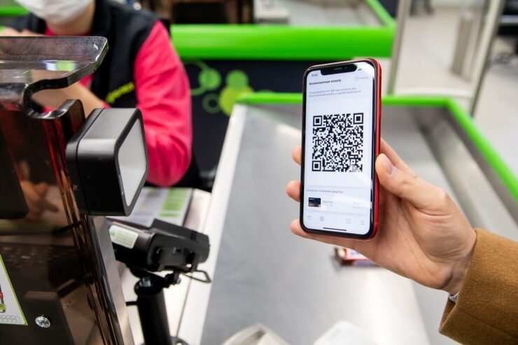 Оплата по QR-коду на Айфоне. Практически повсеместное внедрение оплаты по QR-коду решает проблему отключенного Apple Pay. Фото.
