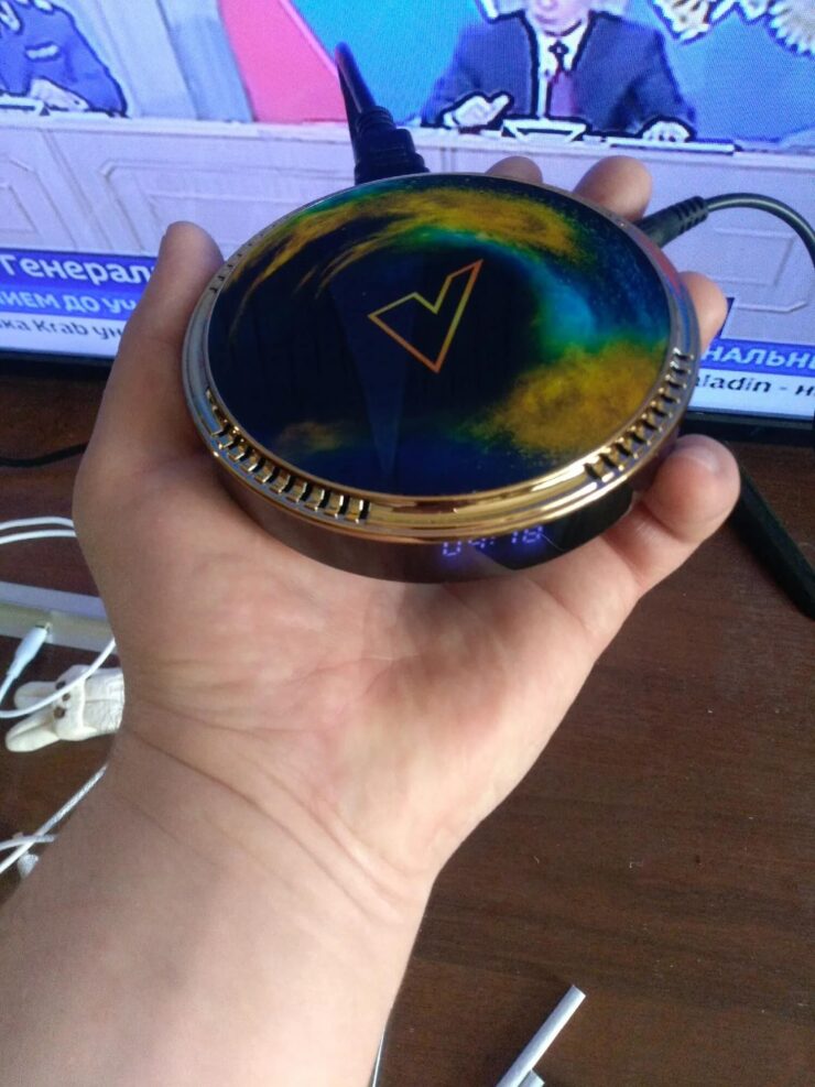 Amlogic S905W2 — смарт ТВ приставка. Единственная круглая ТВ приставка в нашей подборке. Фото.