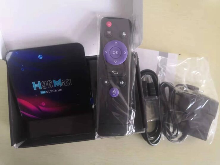 H96 Max — приставка на Андроид ТВ. В комплекте с приставкой идет все самое необходимое. Фото.