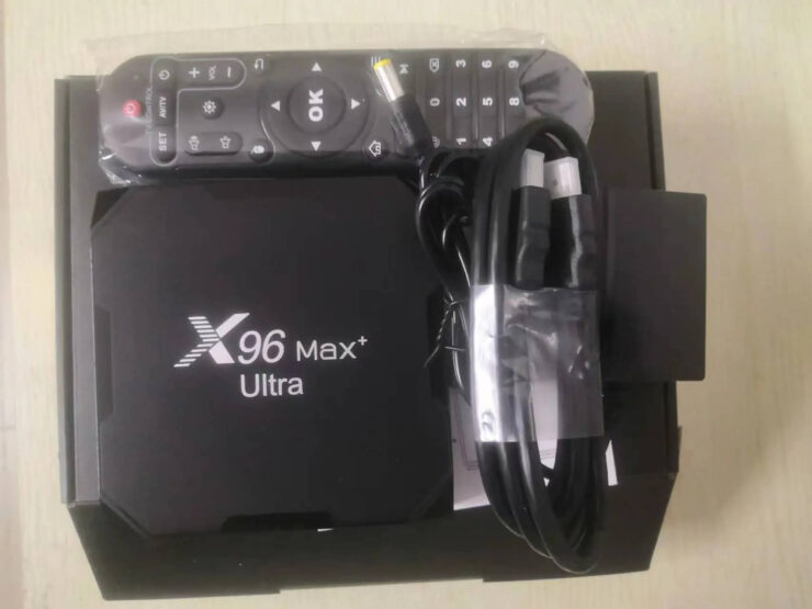 X96Max Plus Ultra — приставка для телевизора. Китайцам стоит выбирать названия для своих устройств немного попроще. Фото.