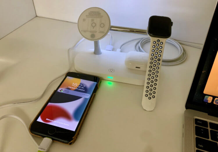Беспроводная зарядка для iPhone, Apple Watch и AirPods. Это устройство может заряжать 3 гаджета сразу. Беспроводная зарядка для iPhone, Apple Watch и AirPods. Это устройство может заряжать 3 гаджета сразу. Фото.
