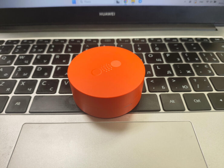 Беспроводные наушники в кейсе. Кейс у CMF Buds Pro получился немного угловатым. Фото.