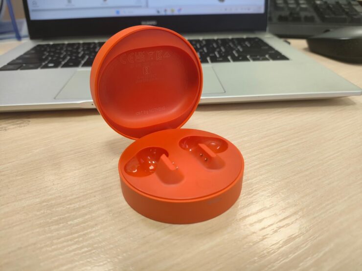 Беспроводные наушники в кейсе. Проблем с соединением наушников с кейсом благодаря горизонтальному размещению не возникает. Фото.