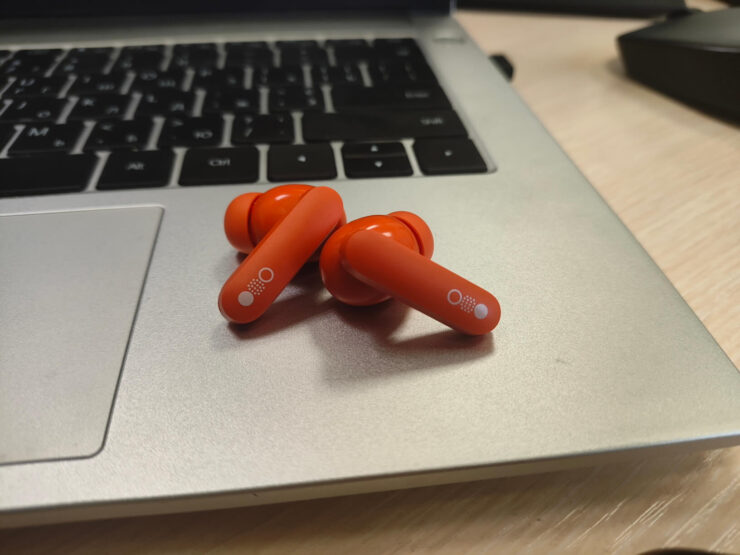 Какие беспроводные наушники купить в 2023. Можно выбрать CMF Buds Pro в серебристом или черном цвете, но оранжевый — самый выигрышный. Фото.