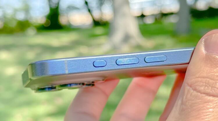 Apple рассказала, как правильно чистить титановый корпус iPhone 15 Pro, чтобы не испортить. Фото.