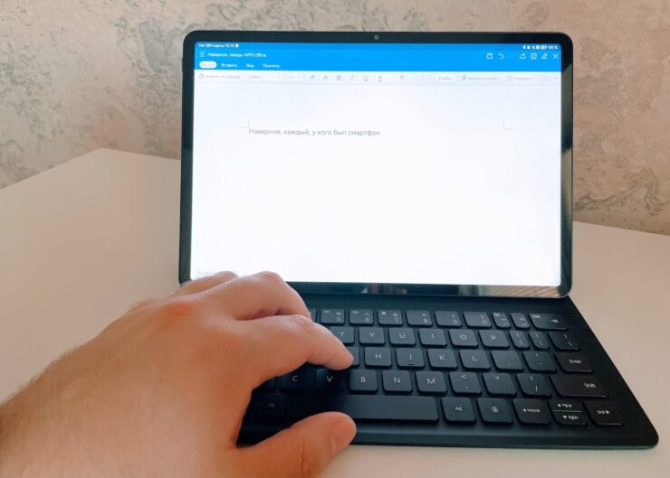 Характеристики Huawei MatePad Air. Планшет очень бодро ворочает даже сложными приложениями, включая таблицы. Фото.