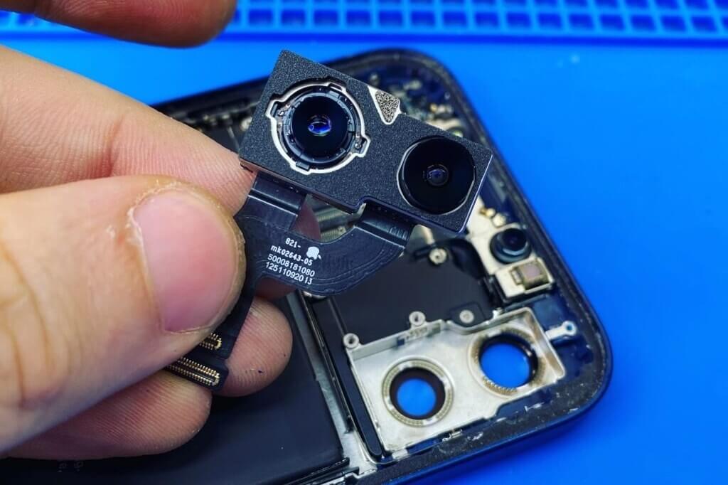 Замена камеры на Айфоне. Иногда надо просто поменять камеру, и все заработает. Изображение: mosdisplay.ru. Фото.