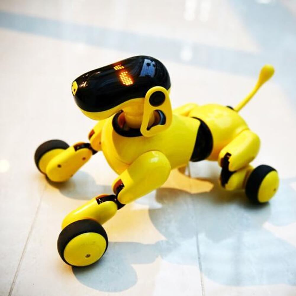 Робот с управлением со смартфона. Можно взять собаку в прикольном желтом цвете. Фото.