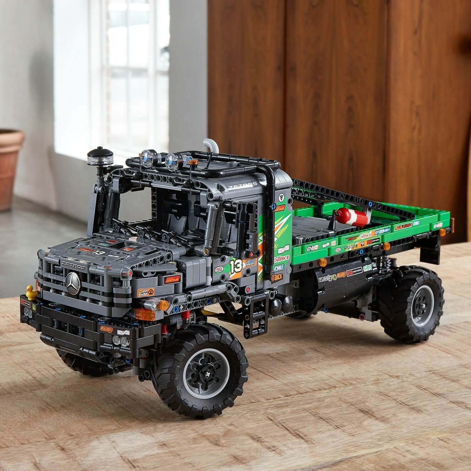 Внедорожник LEGO Technic. Автомобиль получился реально большой, так что задумайтесь о месте для хранения. Фото.