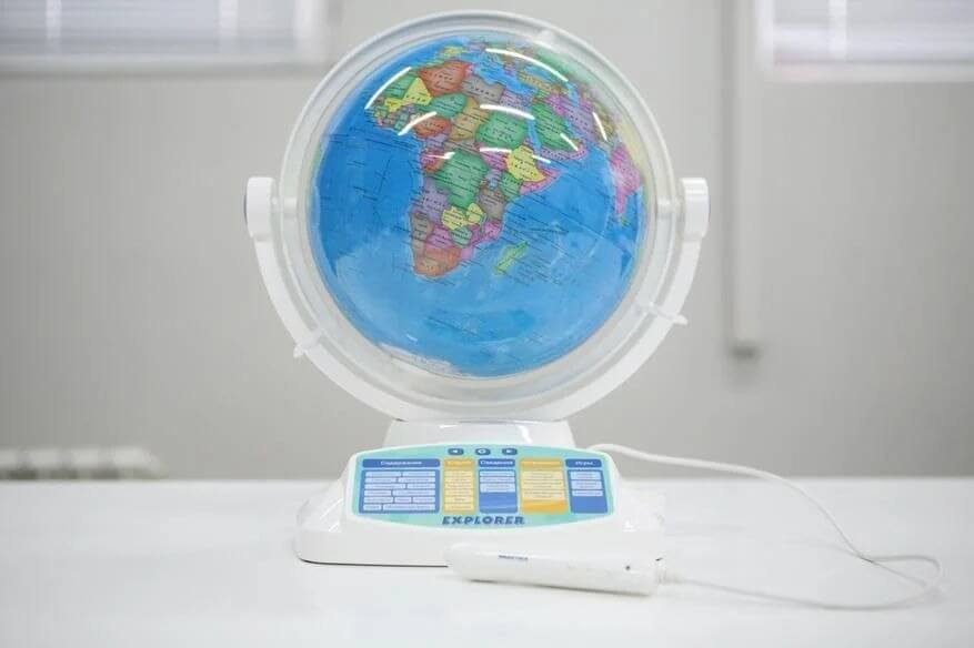 Интерактивный глобус для детей. У глобуса есть дополнительные кнопки на ножке. Фото.
